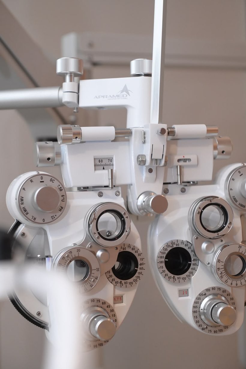 Equipamento oftalmológico moderno do consultório