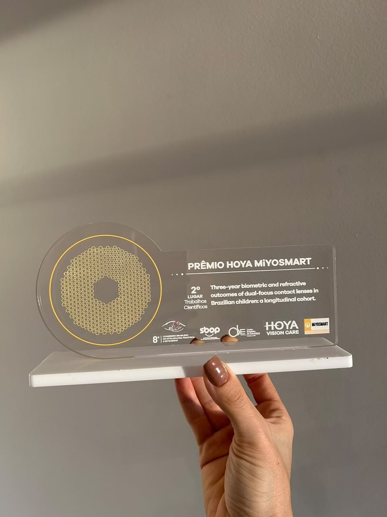 Troféu do Prêmio Hoya MiYOSMART recebido pela Dra. Mariana Starling