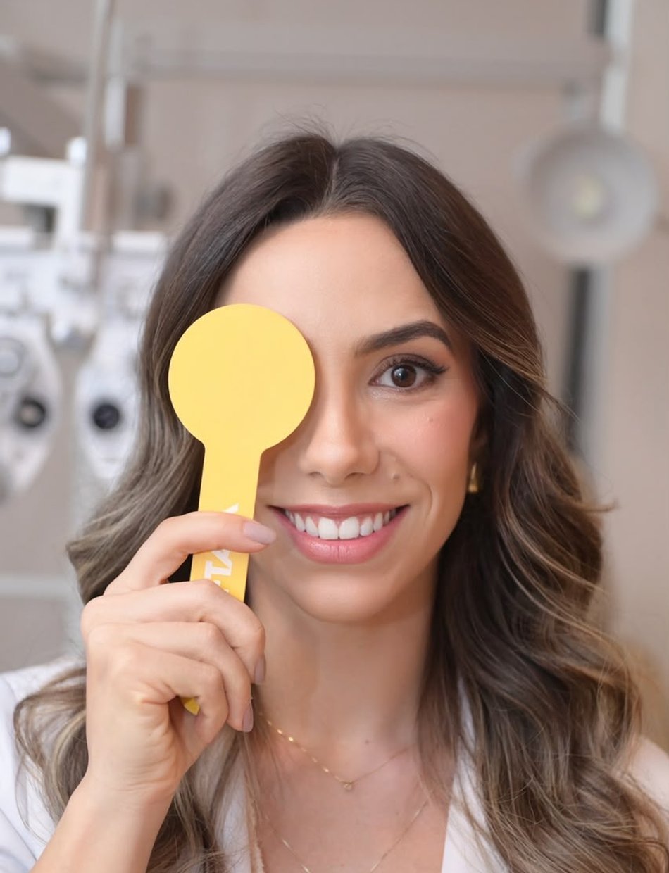Dra. Mariana Starling em seu consultório de oftalmologia